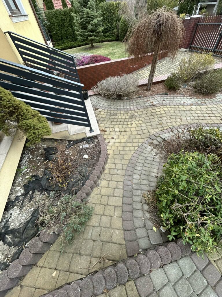 Przed: Czyszczenie kostki brukowej